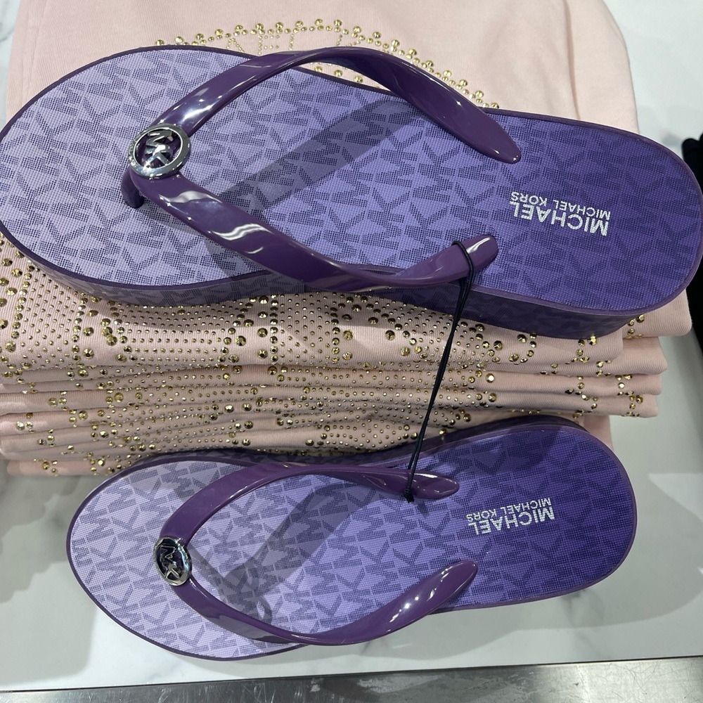 Michael Kors BEDFORD FLIP FLOP
PVC/OMBRE MK SIG
49R6BDFA1Q
Dark Purple 
Platform - Picture 10 of 16